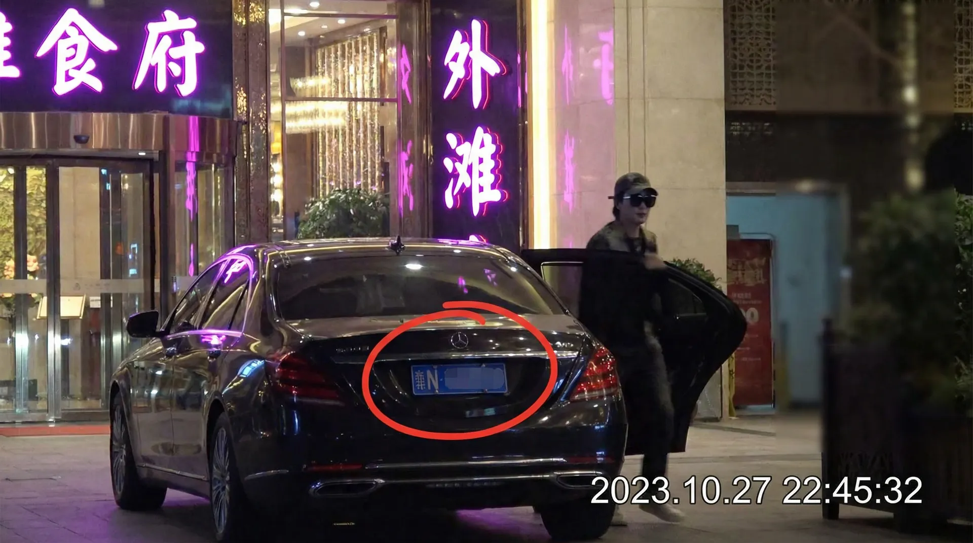 上游棋牌官网 - 豪车餐厅外被拍